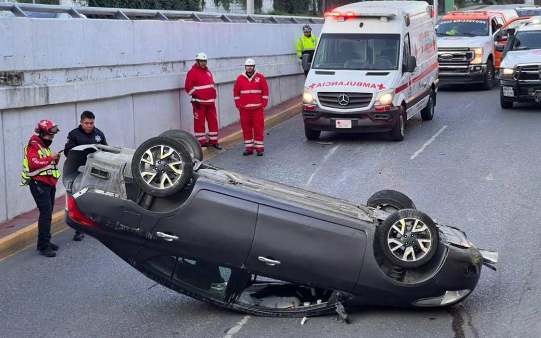 Volcadura Obstaculiza Vialidad en la Avenida Garza Sada y Lázaro Cárdenas en Monterrey