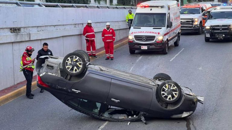 Volcadura Obstaculiza Vialidad en la Avenida Garza Sada y Lázaro Cárdenas en Monterrey