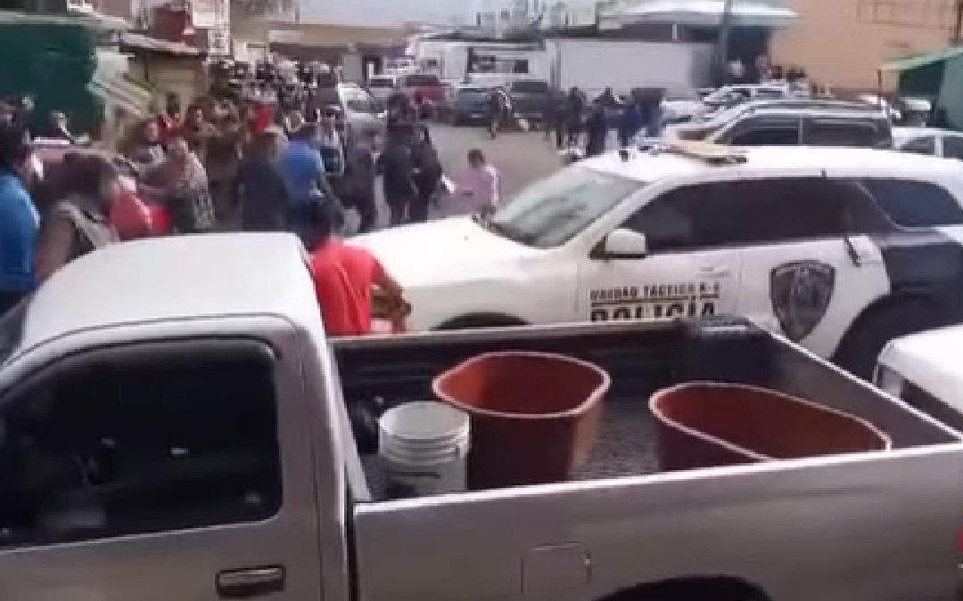 Comerciantes en Querétaro agreden a policías durante operativo antipirotecnia