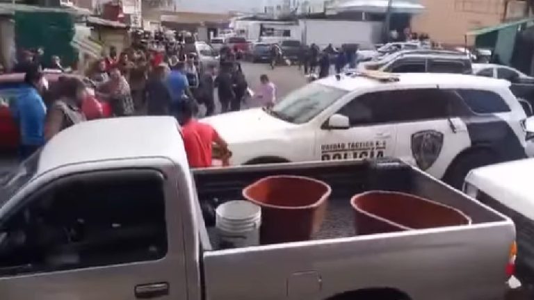 Comerciantes en Querétaro agreden a policías durante operativo antipirotecnia