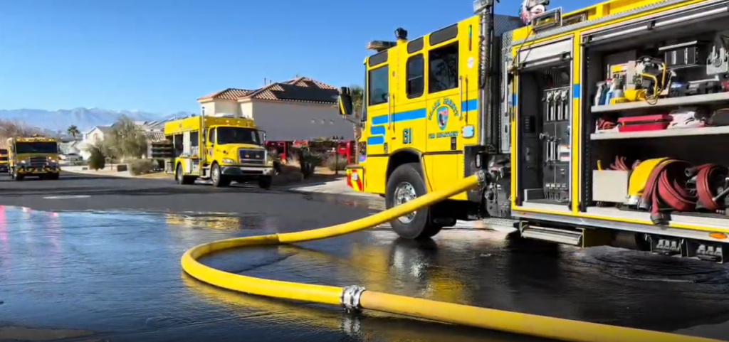 Fallecido y tres bomberos heridos en trágico incendio residencial en Las Vegas