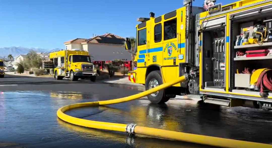 Fallecido y tres bomberos heridos en trágico incendio residencial en Las Vegas