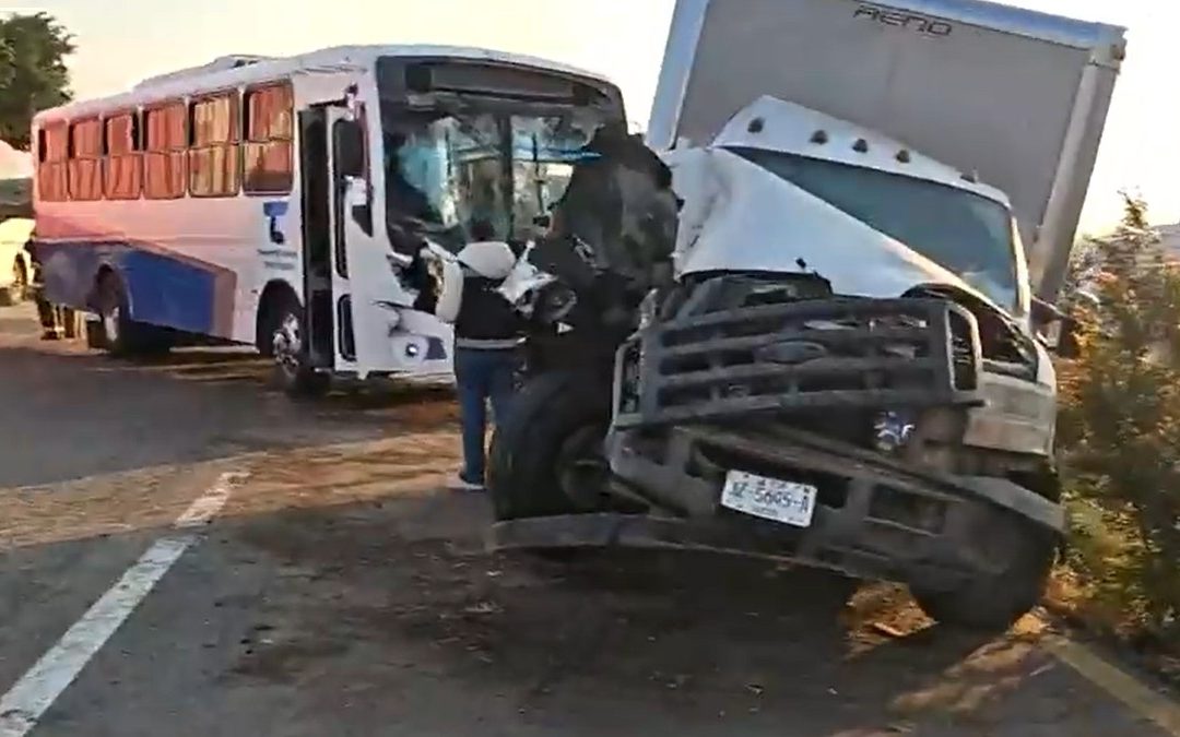 Choque Múltiple en la Carretera Guadalajara-Colima Deja 18 Lesionados, Incluida una Mujer Embarazada