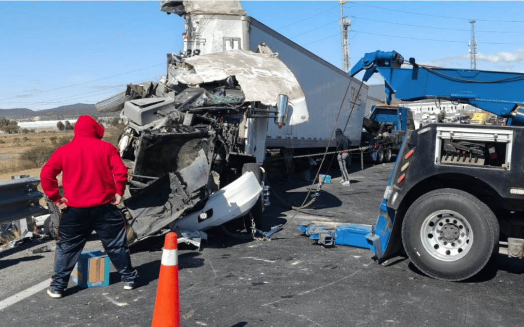 Tráiler volcado en carretera Querétaro-San Luis Potosí provoca rapiña de productos de limpieza