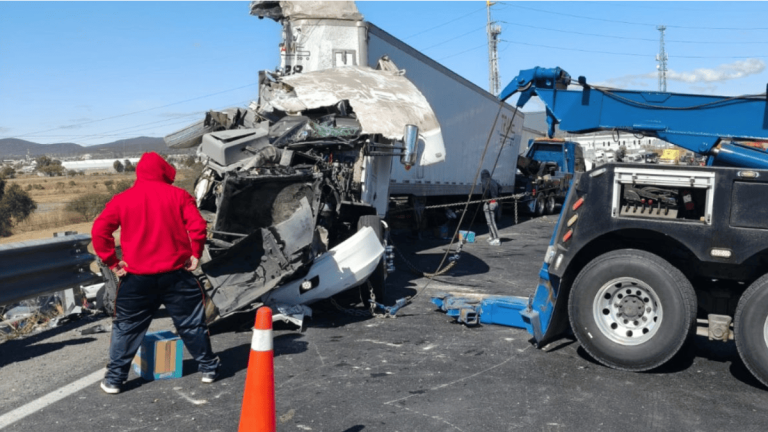 Tráiler volcado en carretera Querétaro-San Luis Potosí provoca rapiña de productos de limpieza