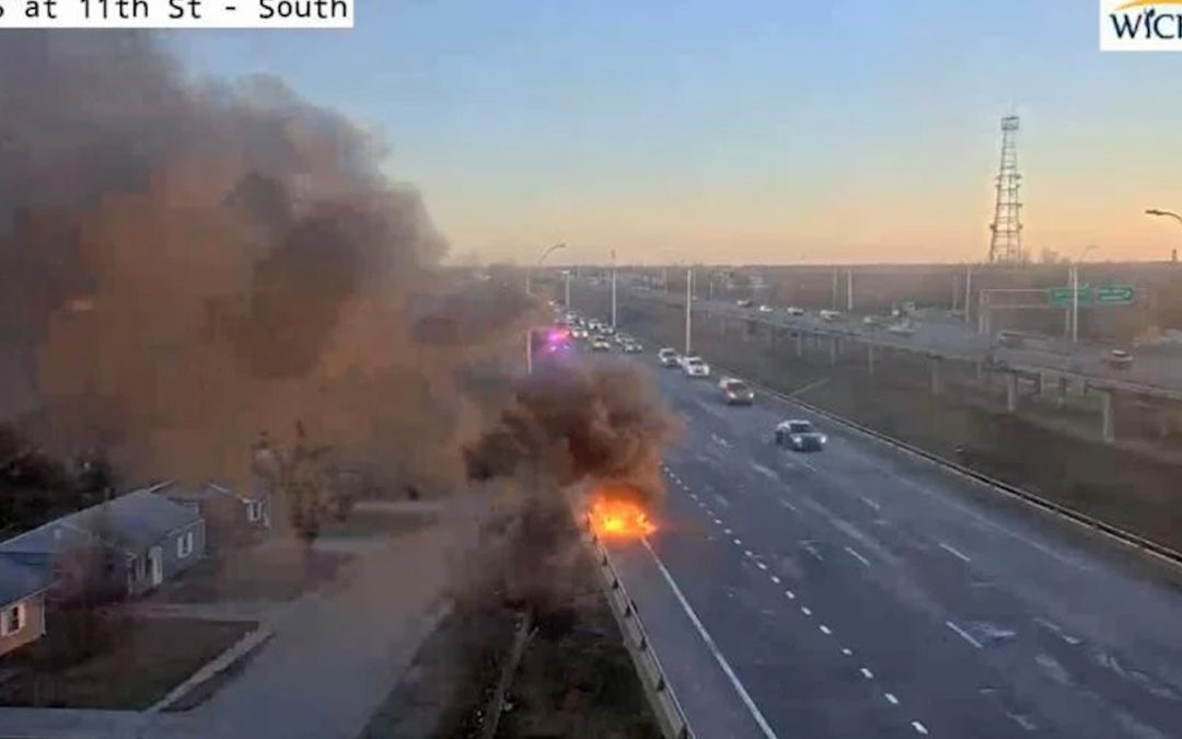 Apagan incendio vehicular en Wichita, I-135: Detalles y recomendaciones
