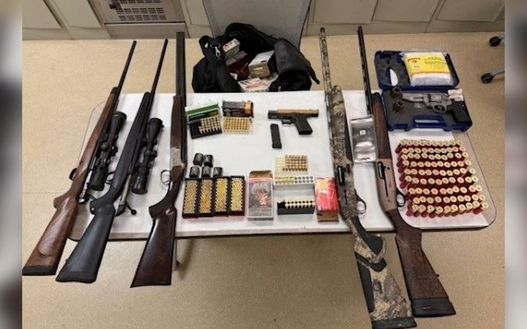 Detención de Dos Hombres por Robo en Palm Desert: Recuperan Armas de Fuego