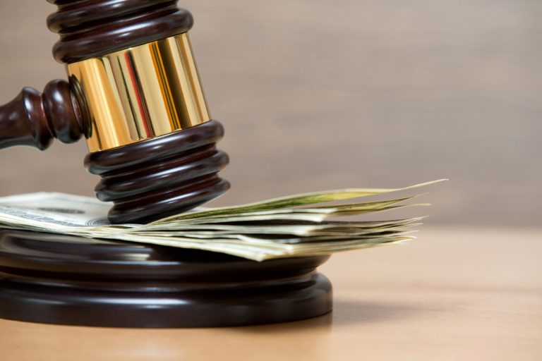 Estafa en Carlsbad: Dos hombres admiten fraude y lavado de dinero por casi $1.5 millones