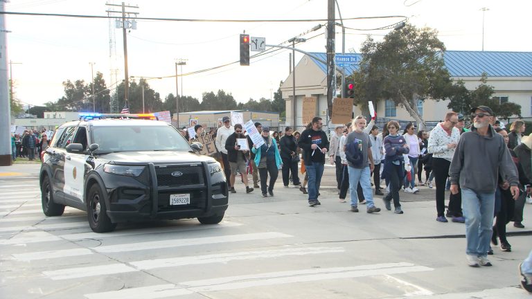 Cientos se Unen en Vigilia en San Diego para Oponerse a las Redadas de ICE