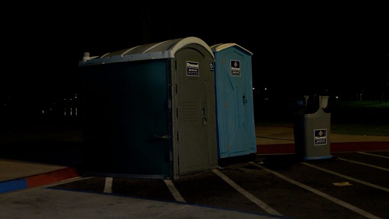 Investigación en Mission Bay: Hallazgo de un Bebé en un Baño Portátil Desata Alerta
