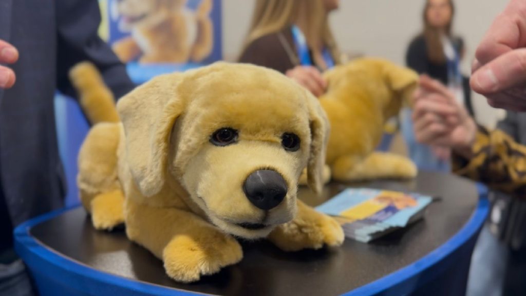 Descubre Tombot Jennie: El perrito robótico que transforma la asistencia emocional
