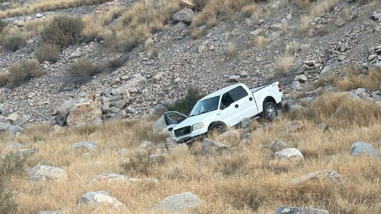 Accidente de tráfico en Lerdo: Hombre vuelca su camioneta tras perder el control en una curva