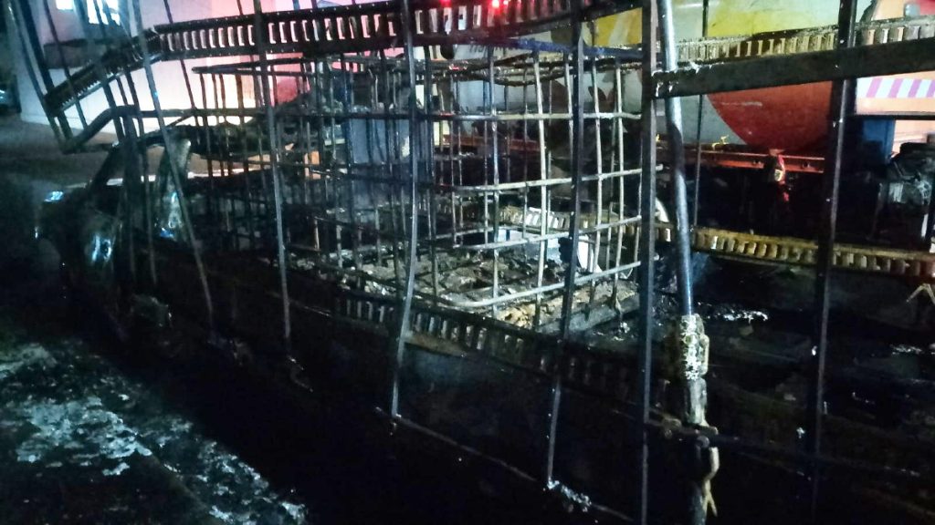 Incendio en Tlajomulco: Camioneta Cargada de Solventes arde en Vía Pública