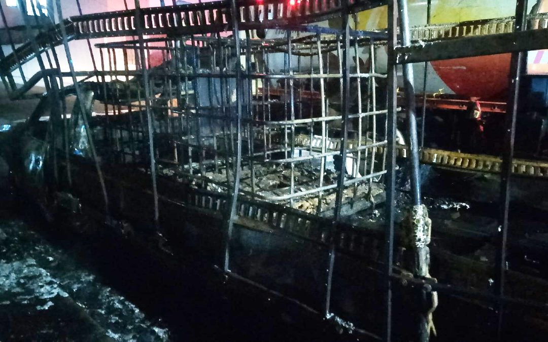 Incendio en Tlajomulco: Camioneta Cargada de Solventes arde en Vía Pública