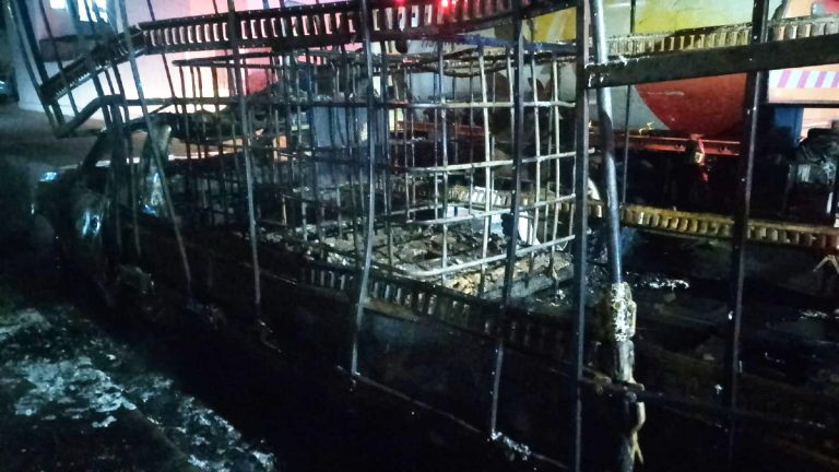 Incendio en Tlajomulco: Camioneta Cargada de Solventes arde en Vía Pública