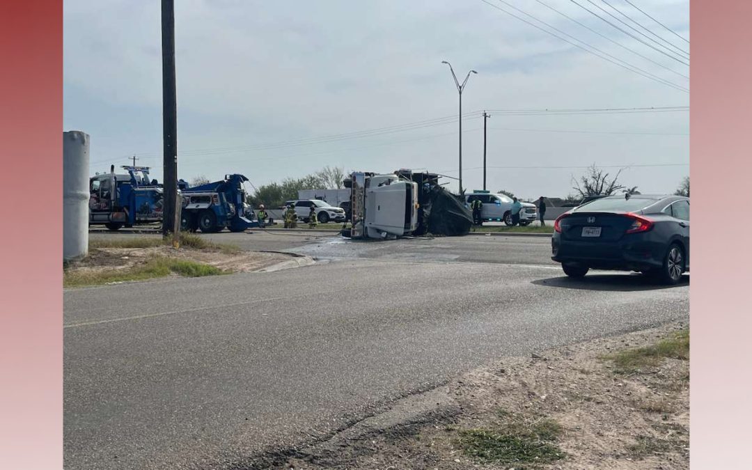 Camión se vuelca en frontage por Conway; piden precaución a conductores en Mission