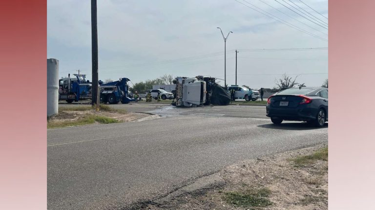 Camión se vuelca en frontage por Conway; piden precaución a conductores en Mission