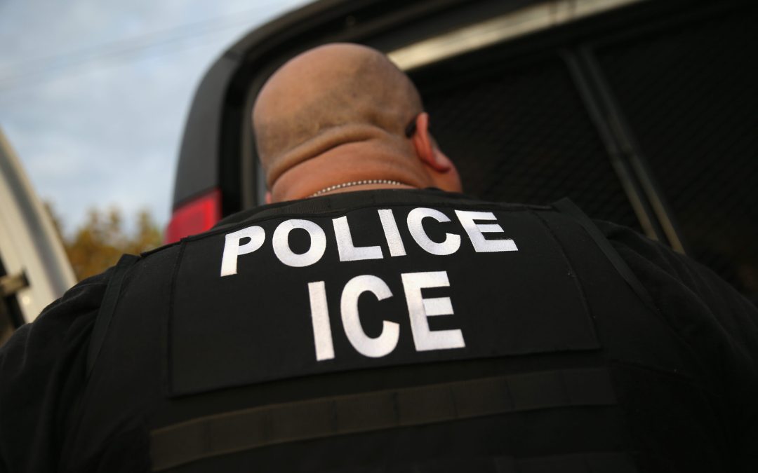 Denver Considera Prohibir el Uso de Máscaras por Agentes del Orden Durante Redadas Migratorias