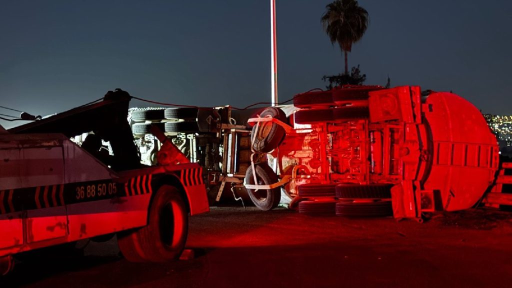 Pipa Volcada en Carretera a Chapala: Desafíos de Seguridad Vial en Guadalajara