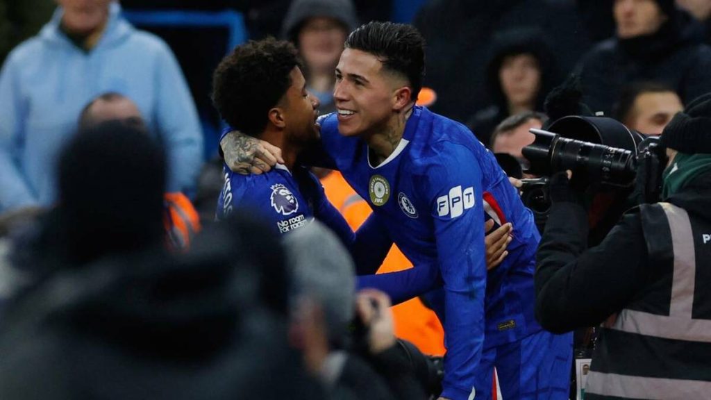 Enzo Fernández Salva el Empate para el Chelsea Frente al Manchester City en un Partido Agónico