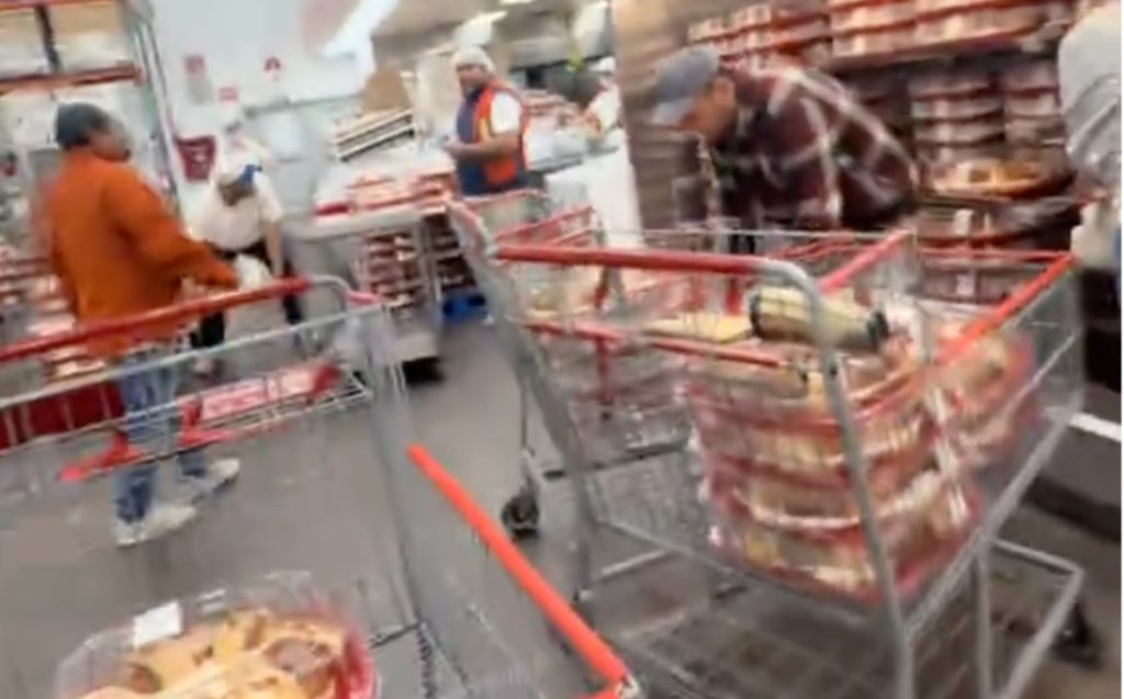 ¡Inicia la locura de compras! Captan a los primeros compradores compulsivos de roscas en Costco Guadalajara