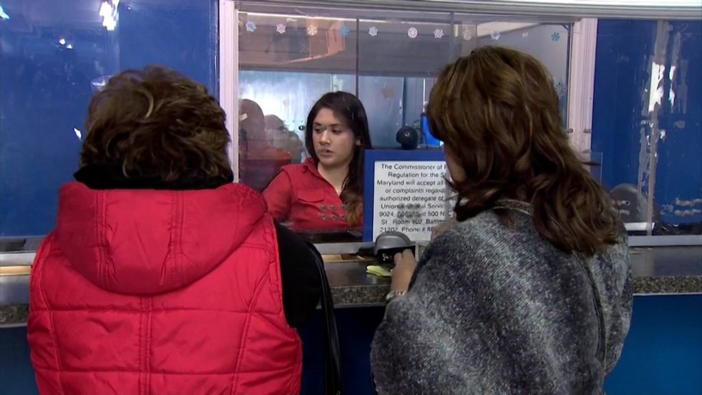 El nuevo impuesto federal del 1% a remesas en efectivo preocupa a familias inmigrantes