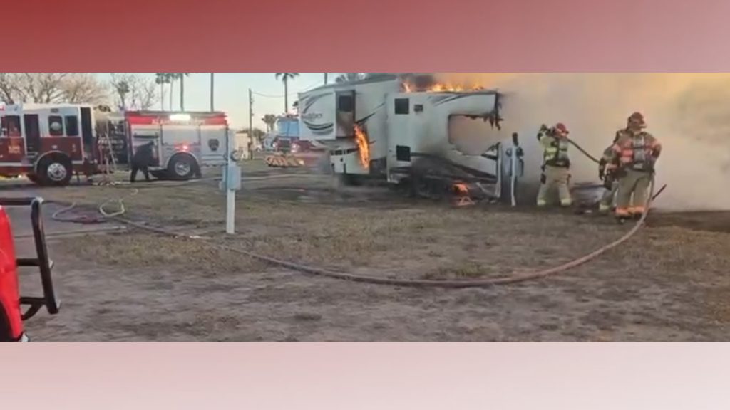 Incendio consume casa rodante en Alamo; no se reportan heridos
