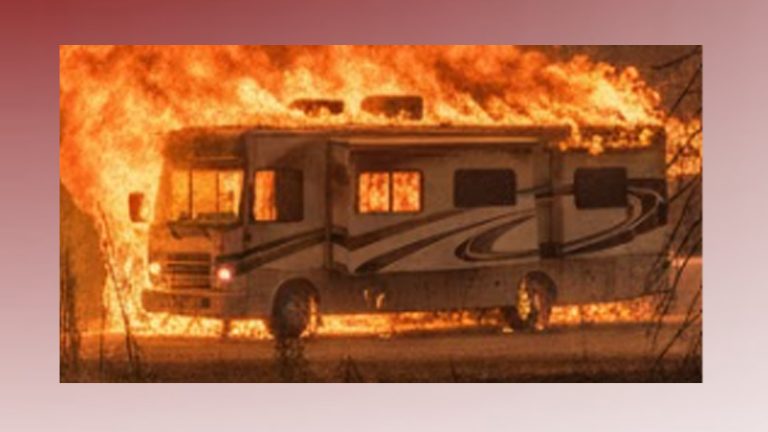 Incendio consume por completo un pequeño RV en Weslaco; no se reportan personas lesionadas