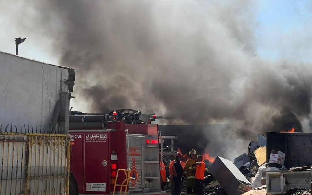 Incendio en Juárez: Cuerpos de Rescate Actúan ante Emergencia en Empresa Recicladora