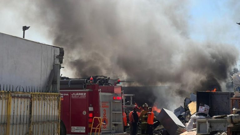 Incendio en Juárez: Cuerpos de Rescate Actúan ante Emergencia en Empresa Recicladora