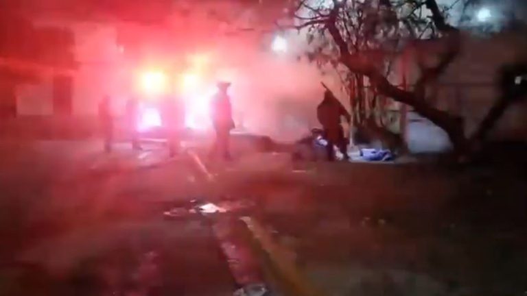 Incendio en Monterrey: Tienda de Abarrotes Devastada y Cuerpos de Rescate en Acción