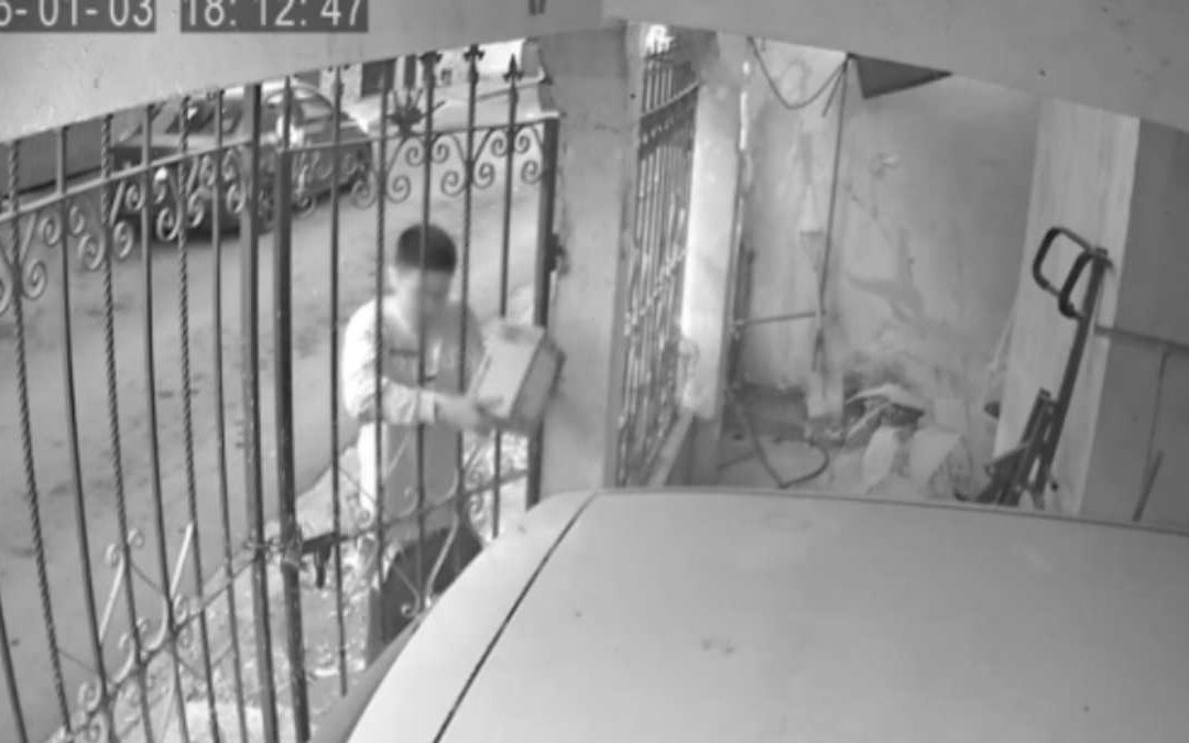 Robo de Paquetes en colonias de Monterrey: Joven Ladrón Capturado en Video