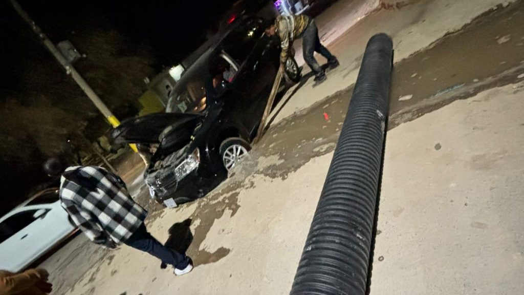 Accidente de Camioneta en Torreón: Zanja de SIMAS Causa Peligro en Las Carolinas