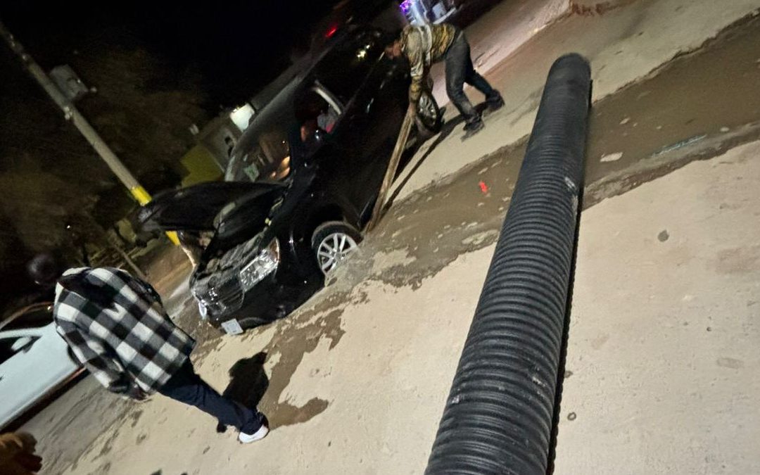 Accidente de Camioneta en Torreón: Zanja de SIMAS Causa Peligro en Las Carolinas