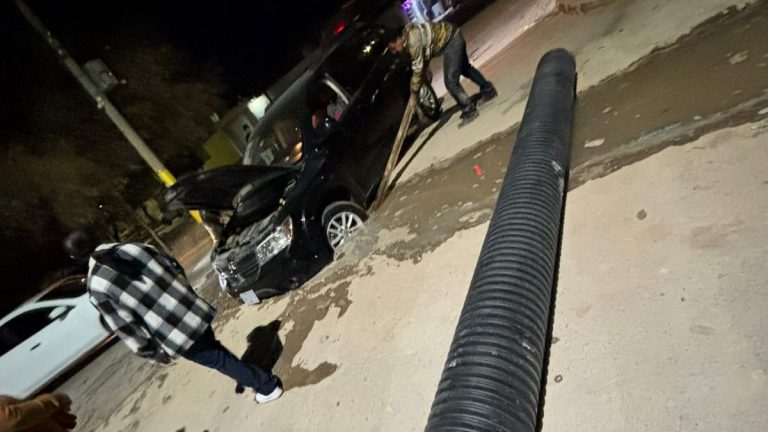 Accidente de Camioneta en Torreón: Zanja de SIMAS Causa Peligro en Las Carolinas