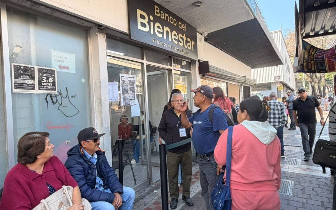 Pensión del Bienestar: Así se vive la fila en el banco de avenida Juárez en Guadalajara