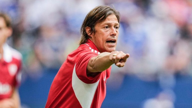 Matías Almeyda en Crisis con Sevilla: Aficionados Exigen Su Salida Tras Derrota Aplastante