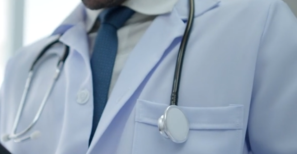 Médico de El Paso acuerda pagar $200,000 por recetar opioides ilegalmente y renuncia a su licencia