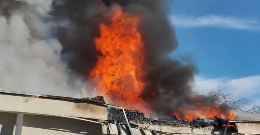 Incendio devora parte del antiguo Motel Jardín Fronterizo en Ciudad Juárez