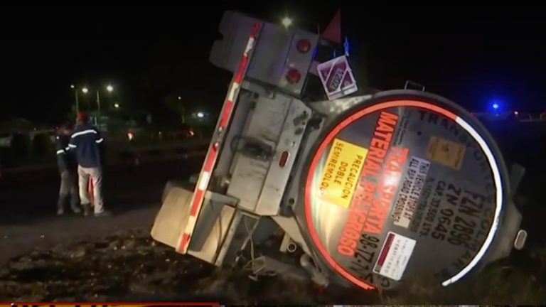 Accidente en Lerdo: Volcadura de pipa con 33,000 litros de diésel moviliza a cuerpos de emergencia