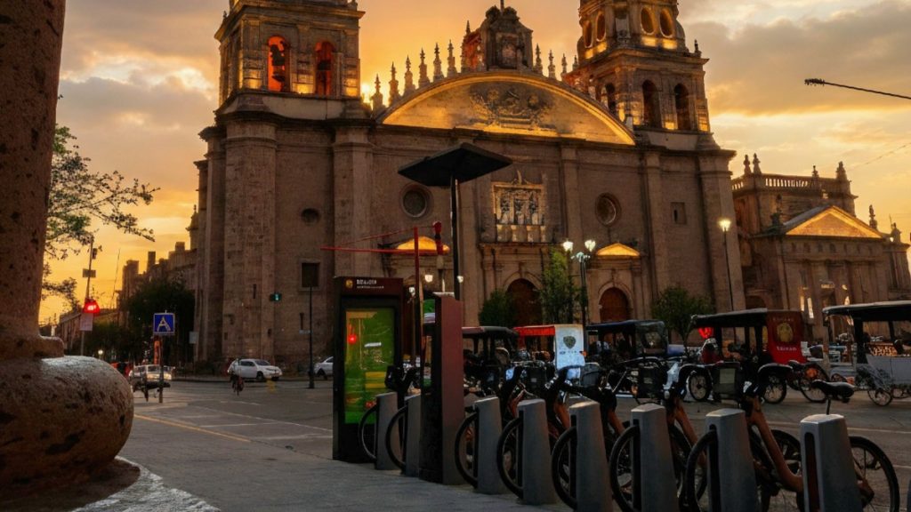 Clima en Guadalajara: ¡Prepárate para un miércoles frío por la mañana y caluroso por la tarde!
