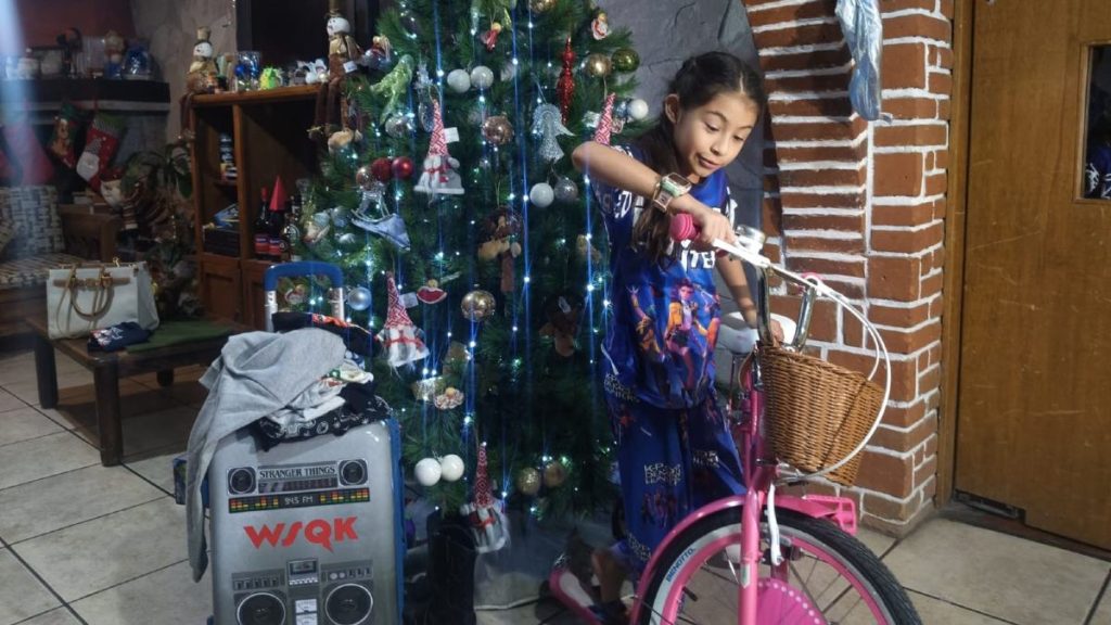 Día de Reyes: Regina Vive su Sueño de Stranger Things con una Bici en Puebla