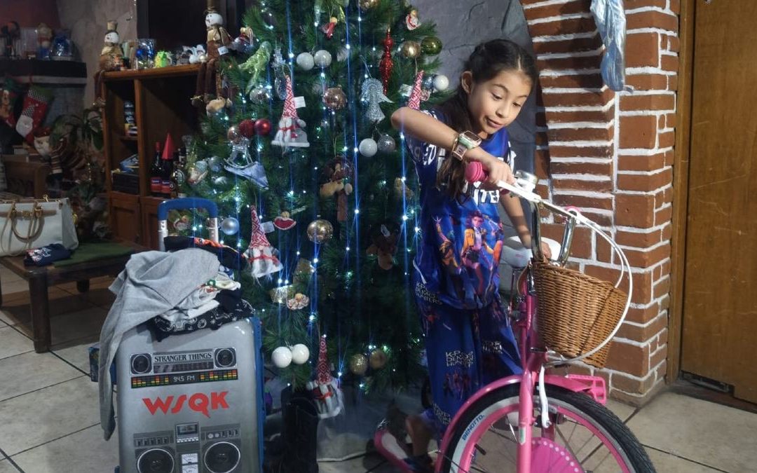 Día de Reyes: Regina Vive su Sueño de Stranger Things con una Bici en Puebla