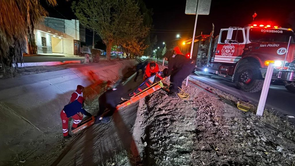 Motociclista Herido Tras Caer a Canal de Riego en San Pedro: Rescate en Camilla