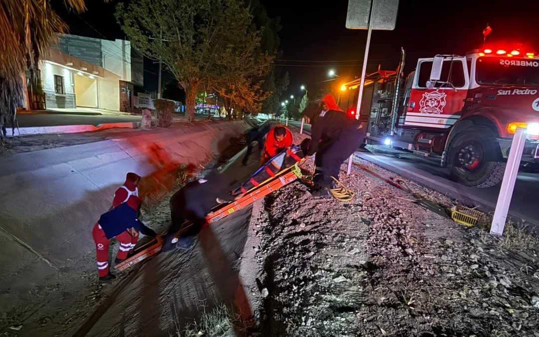 Motociclista Herido Tras Caer a Canal de Riego en San Pedro: Rescate en Camilla
