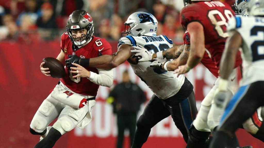¡Buccaneers Viven la Esperanza! Vencen a Panthers y Aspiran a la Postemporada