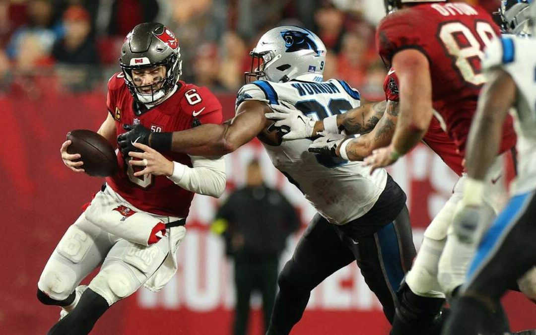 ¡Buccaneers Viven la Esperanza! Vencen a Panthers y Aspiran a la Postemporada