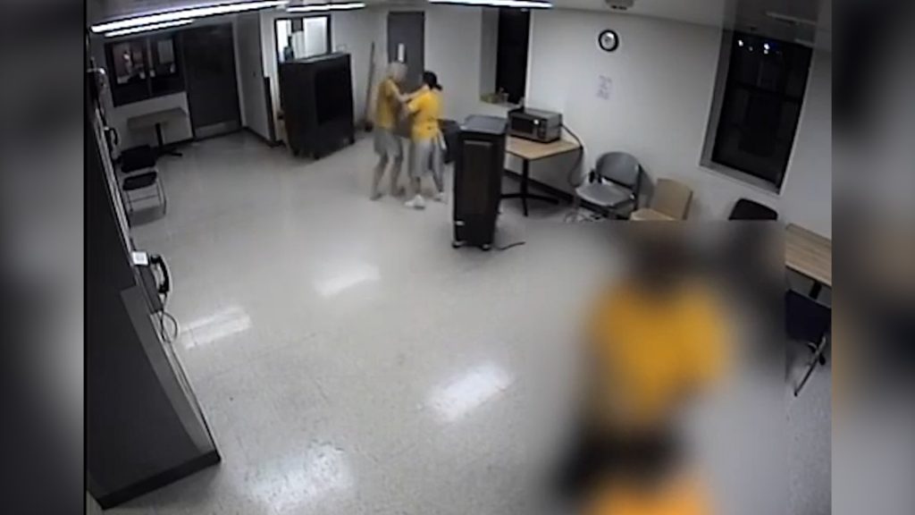 Tina Peters: Video de vigilancia revela forcejeo con otra reclusa en prisión de Colorado