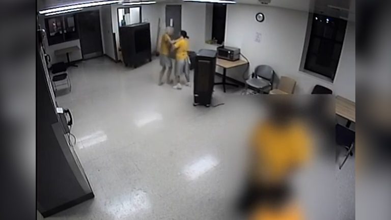 Tina Peters: Video de vigilancia revela forcejeo con otra reclusa en prisión de Colorado