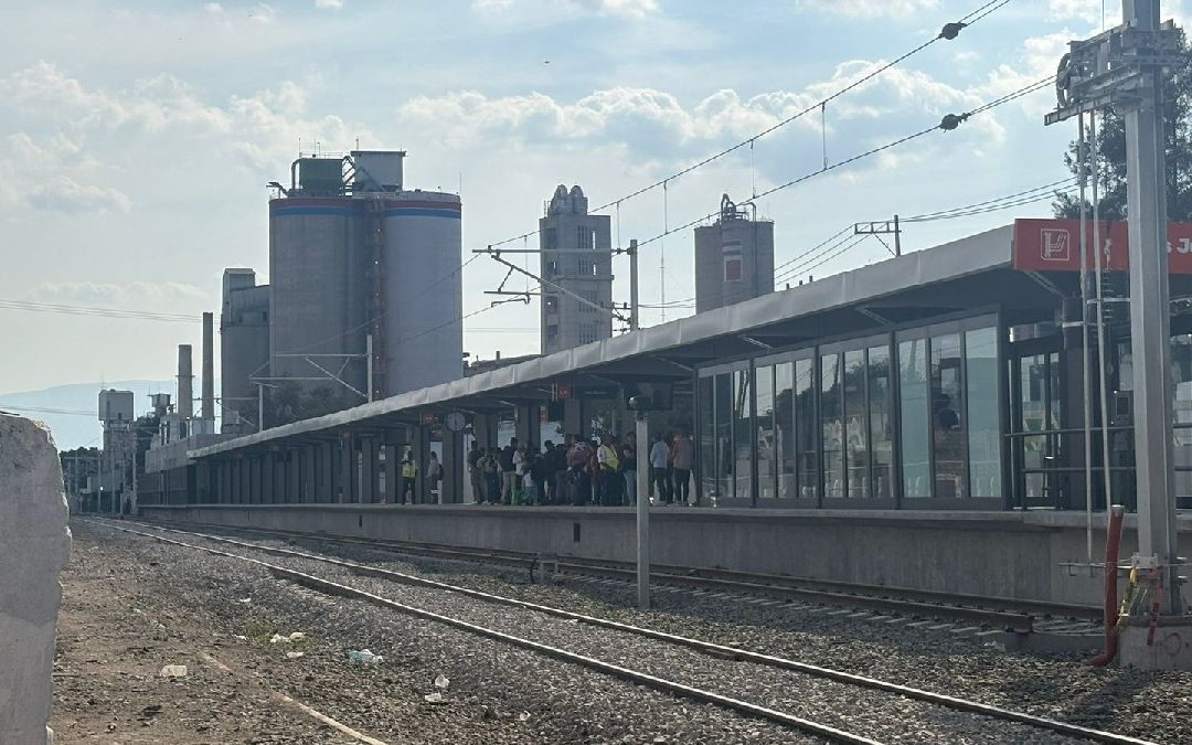Usuarios de la Línea 4 del Tren Ligero Critican Aumento de Tarifa por Obras Inconclusas e Inseguridad